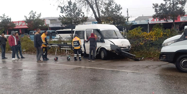 Zonguldak'ta iki araç kafa kafaya çarpıştı