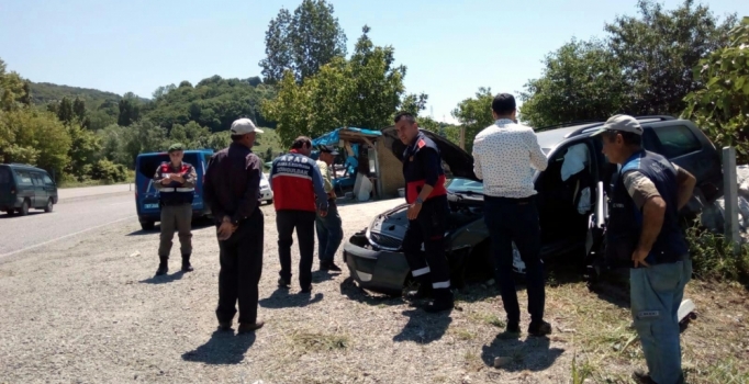 Zonguldak'ta iki otomobil çarpıştı: 3 kişi yaralı