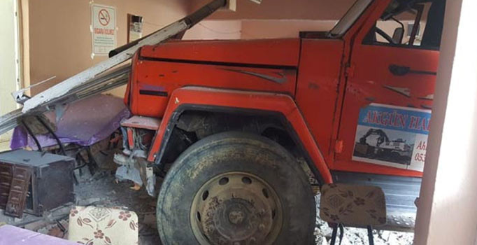 Zonguldak'ta iş makinesi yüklü TIR, kıraathaneye girdi