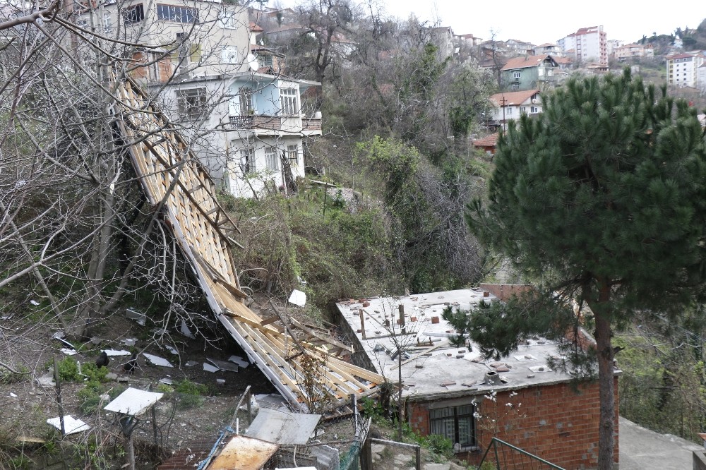 Zonguldak’ta kuvvetli rüzgar çatıları uçurdu 