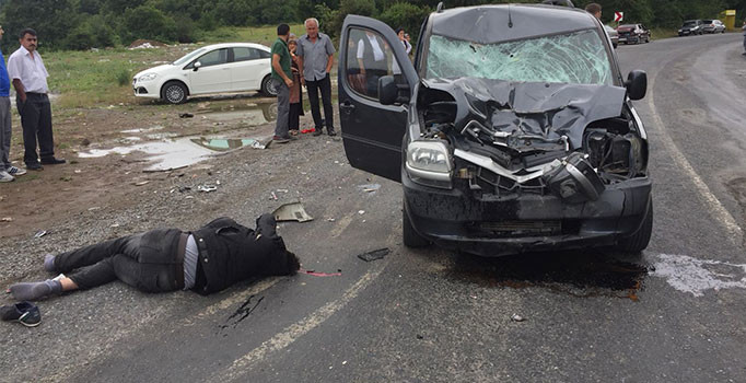 Zonguldak'ta motosiklet kamyonetle çarpıştı: 2 yaralı