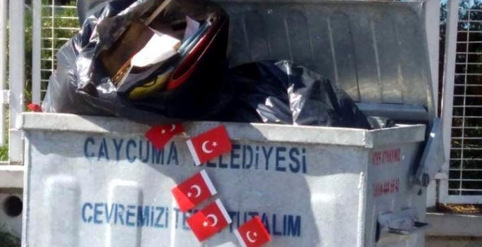 Zonguldak'ta okul önünde çöpe atılan Türk bayrakları tepki çekti
