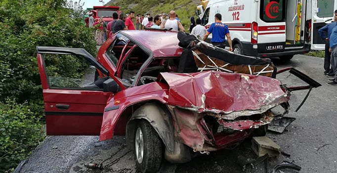 Zonguldak'ta otomobil hafriyat kamyonu ile çarpıştı: 4 kişi yaralandı