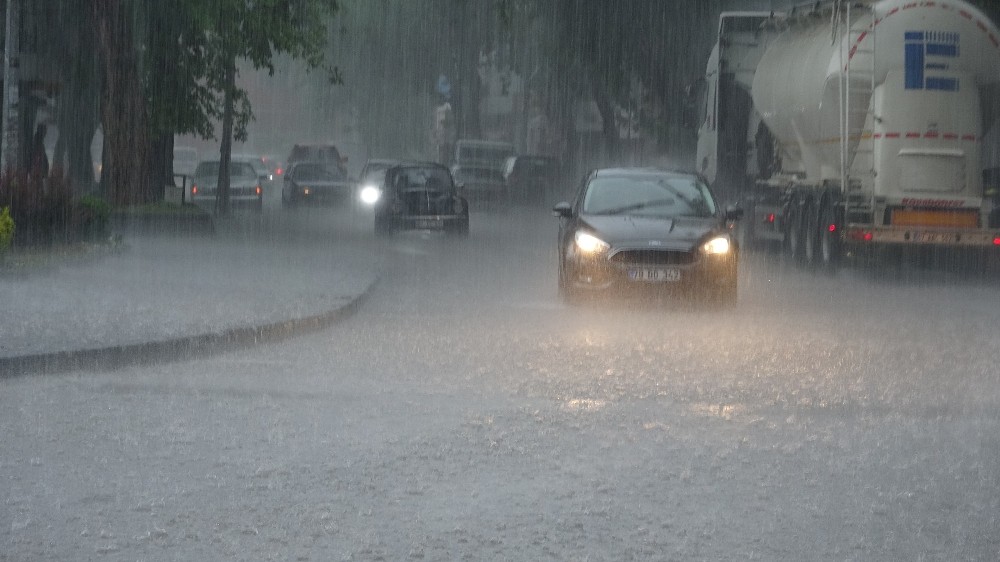 Zonguldak’ta sağanak yağış hayatı olumsuz etkiledi 