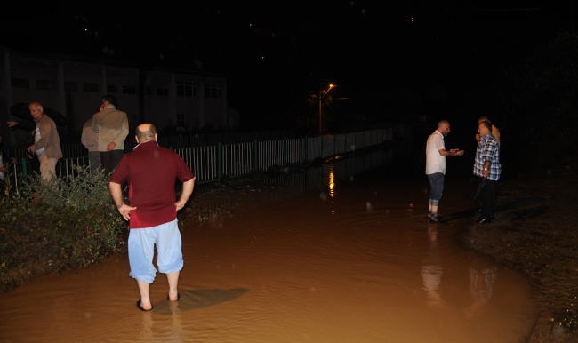 Zonguldak'ta sağanak yağmur sele dönüştü