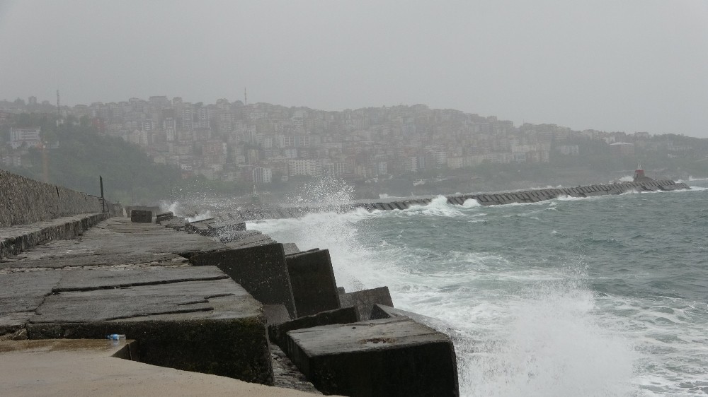 Zonguldak’ta şiddetli fırtına etkili oldu 