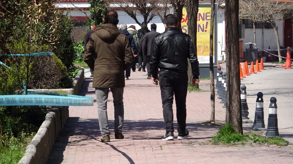 Zonguldak’ta vatandaşlar uyarılara rağmen sokakta 