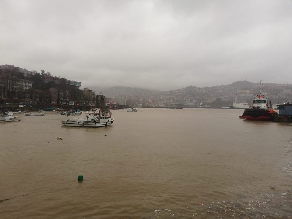 Zonguldak’ta yağışla birlikte liman sarıya döndü 