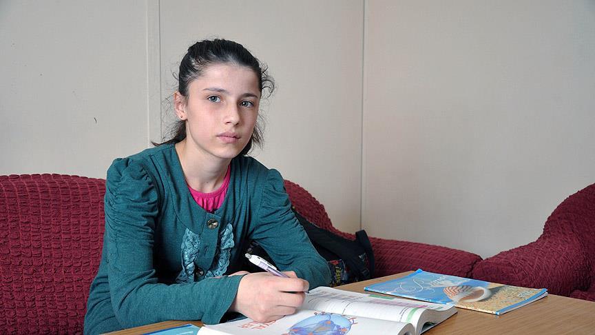 Zonguldak'ta Yaşamaz denilen engelli kız hayata tutundu