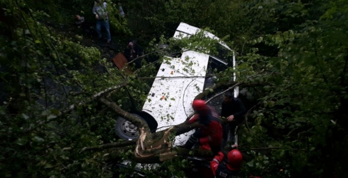 Zonguldak'ta yolcu minibüsü şarampole yuvarlandı: 6 ölü, 20 yaralı