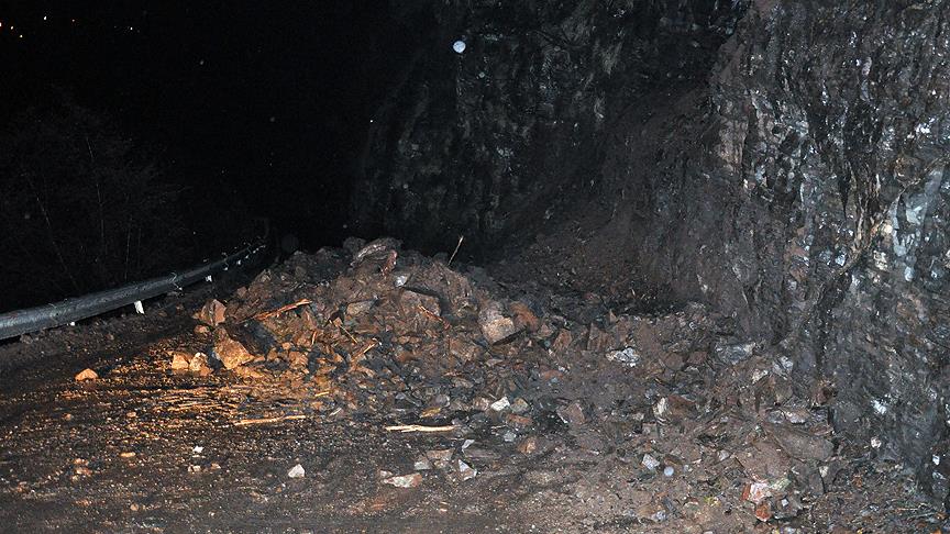 Zonguldak'taki heyelanda karayolu ulaşıma kapandı