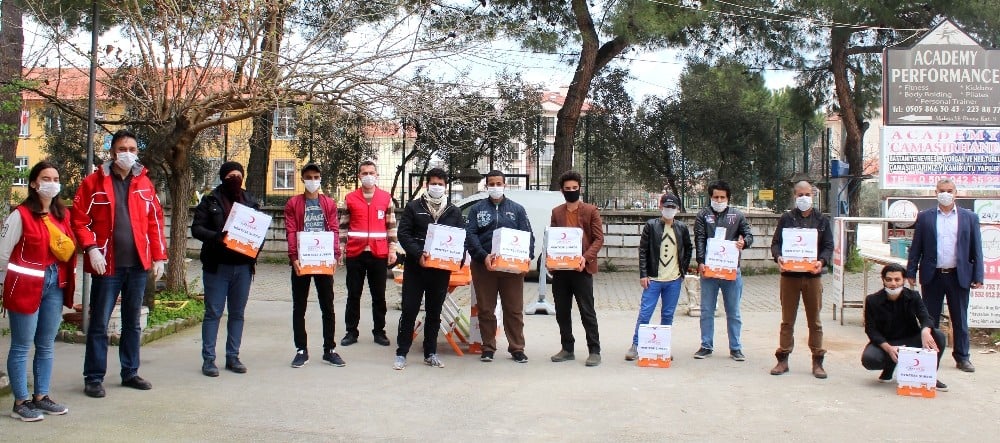 Zor durumdaki yabancı uyruklu öğrencilere gıda yardımı 