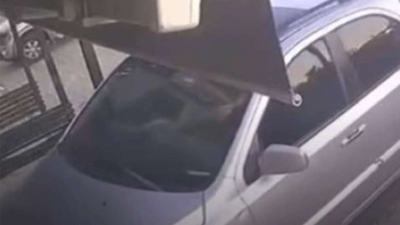 Zorba mal sahibi kiracısının dükkanına otomobille daldı!