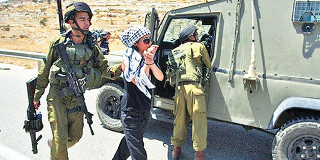 Zorbadan 9 yaşındaki Filistinli’ye kelepçe