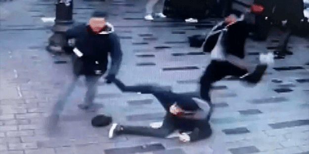 Zorla parfüm satmak istedi, almayınca kafalarına fırlattı!