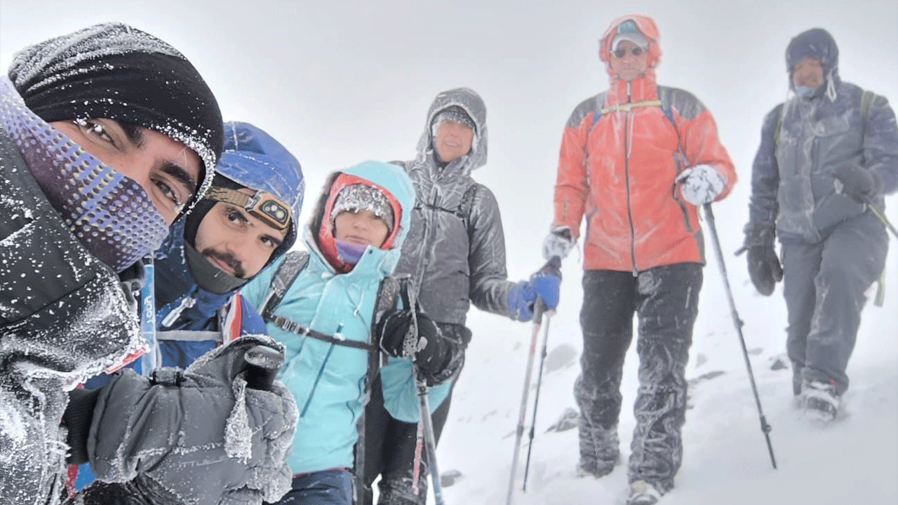 Zorlu zirve tırmanışı yapan dağcıların saçları ve kaşları buz tuttu