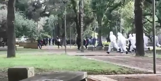 Zorunlu karantinaya uymayanlara biber gazlı müdahale