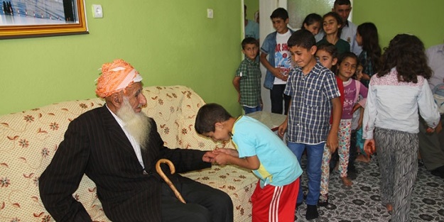 Zübeyir dede 107 torunuyla bayramlaştı