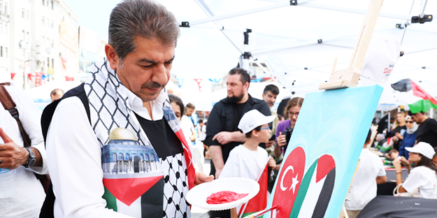 "Zulmü Fırçala" 308. gününde Dörtyol Meydanı'ndaydı... İsrail Barbarlığına haykırış!