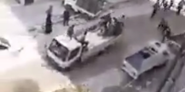 Zulüm devam ediyor! Halk ekmek arabalarının peşinden koştu