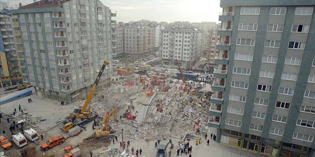 Zümrüt Apartmanı enkazından 5,5 gün sonra çıkartılan kişi, hayatını kaybetti