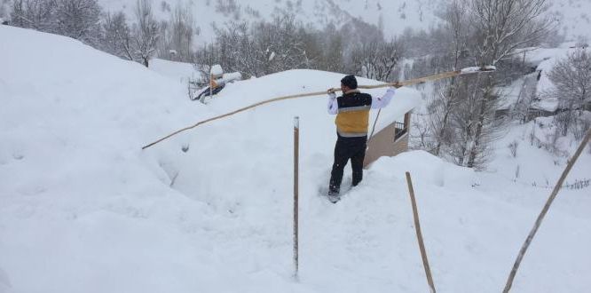 Çığ altında kalan vatandaşı köylüler kurtardı