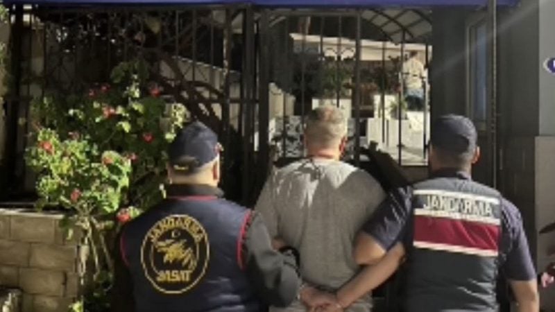 11 yıl 8 ay hapisle aranıyordu! Evin gizli bölmesinde yakalandı