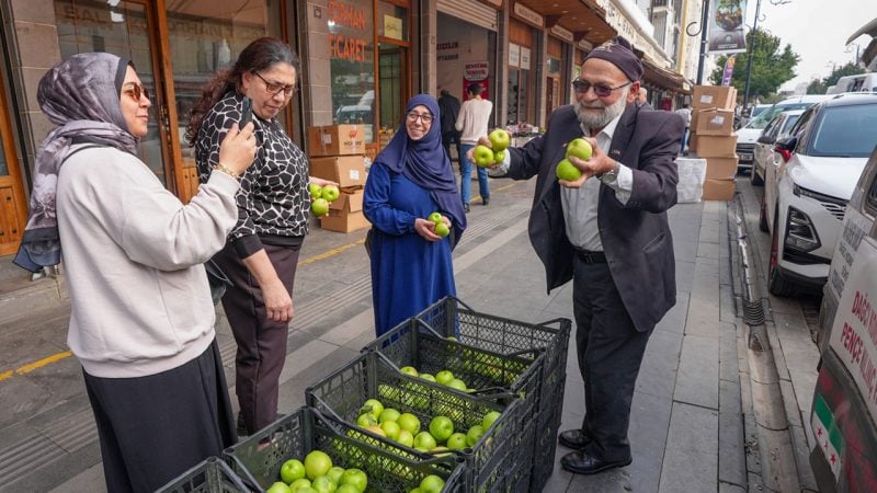 1300 kilo elmayla kilometrelerce yol geldi! "Elmacı Dede" Diyarbakır’daki askerlere elma getirdi