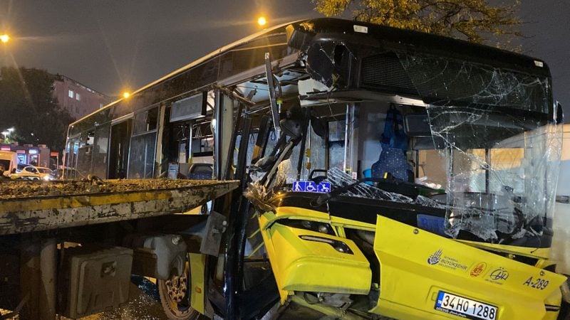 29 Ekim’i de boş geçmedi! İETT otobüsü park halindeki çekiciye çarptı