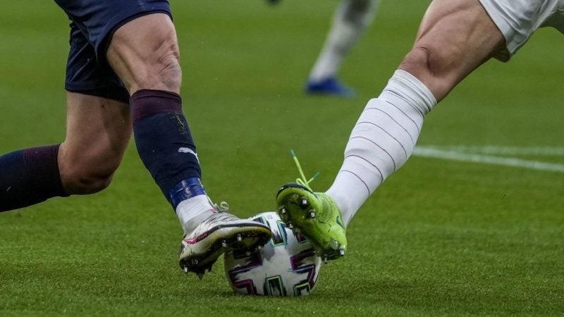 35 yaşındaki futbolcu maç sırasında kalp krizi geçirdi