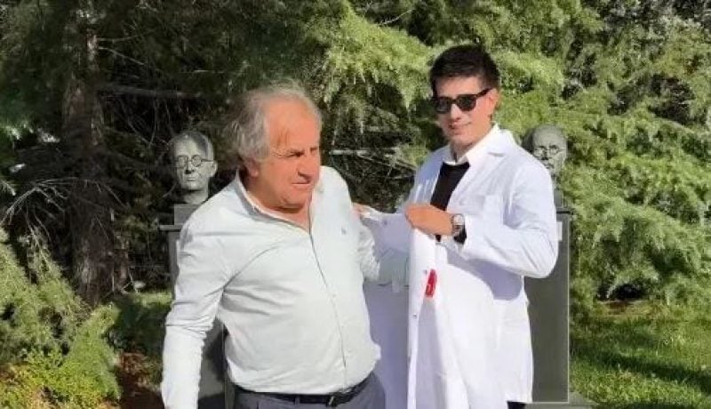 60 yaşında afla Hacettepe Tıp'a dönen Türkan'ın önlüğünü asistan doktor oğlu giydirdi