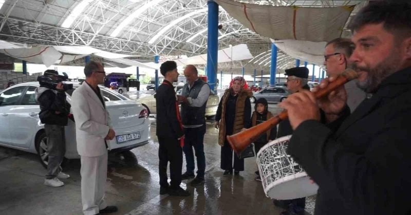 ABD'de koşu yarışında tanışan çifte Gölhisar'da davul zurnalı Yörük düğünü