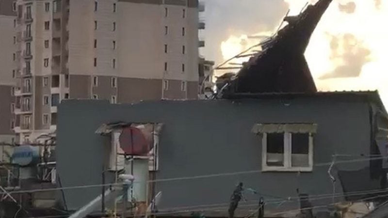 Adana’da sağanak! Çatı uçtu, güneş enerjisi sistemi yerinden koptu
