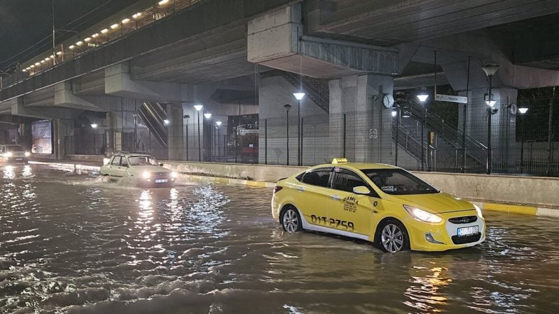 Adana'da sağanak; yollar göle döndü