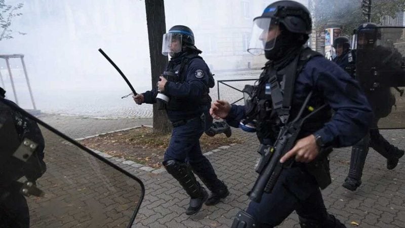 Alın size Fransa’da protesto hakkı! Göstericinin yüzüne diz darbesi