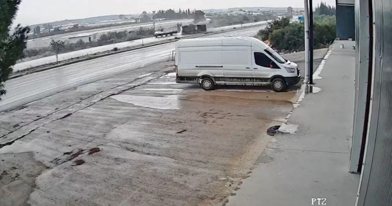 Antalya'da yan yatan midibüste 17 kişi yaralandı, kaza anı kameraya yansıdı