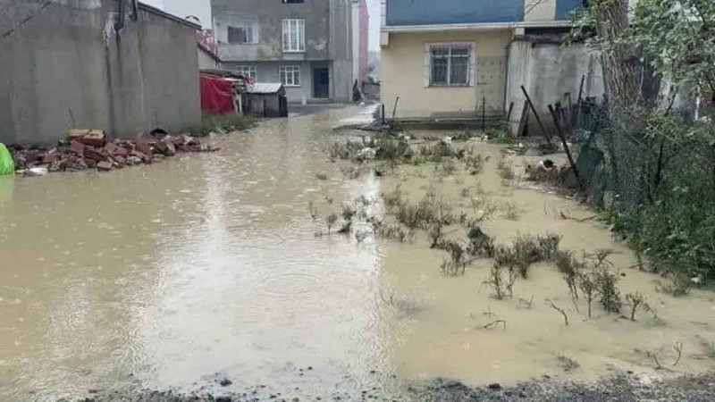 Arnavutköy’de sağanak felaketi! Alibey Deresi taştı, yollar göle döndü!