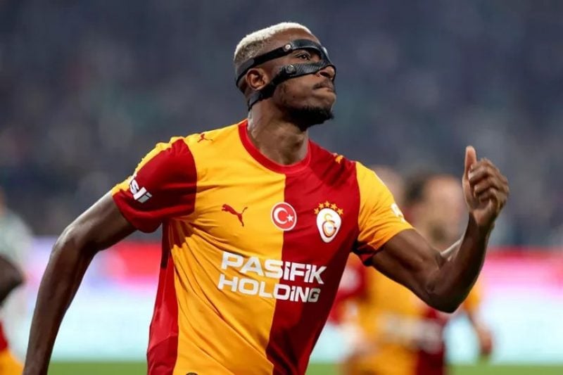 Baba olmanın coşkusuyla sahada fırtına gibi esti! Osimhen bir kez daha sarstı!