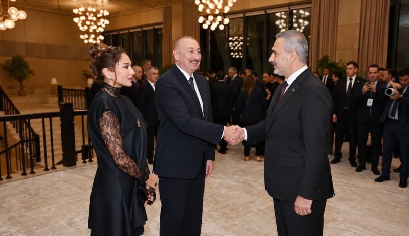 Bakan Fidan Bakü’de! Aliyev’in ev sahipliğindeki akşam yemeğine katıldı