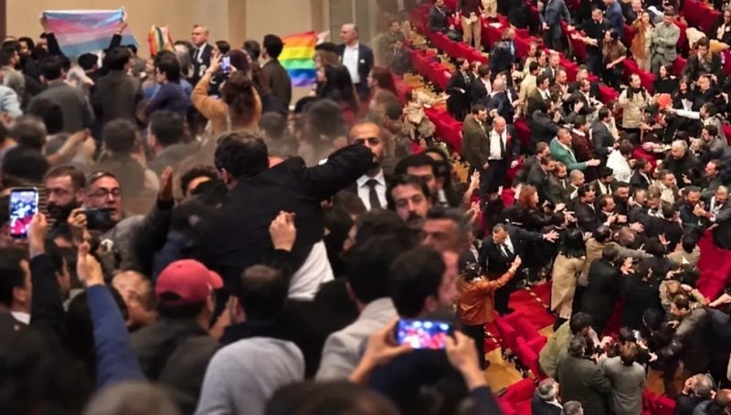 Başörtülü avukatın konuşmasında İstanbul Barosu karıştı! Genel kurulda yumruklu kavga