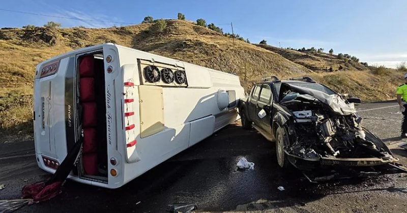 Bingöl'de hezimete dönen ihmal! Yolcu midibüsü ile kamyonet çarpıştı, 12 kişi yaralandı!