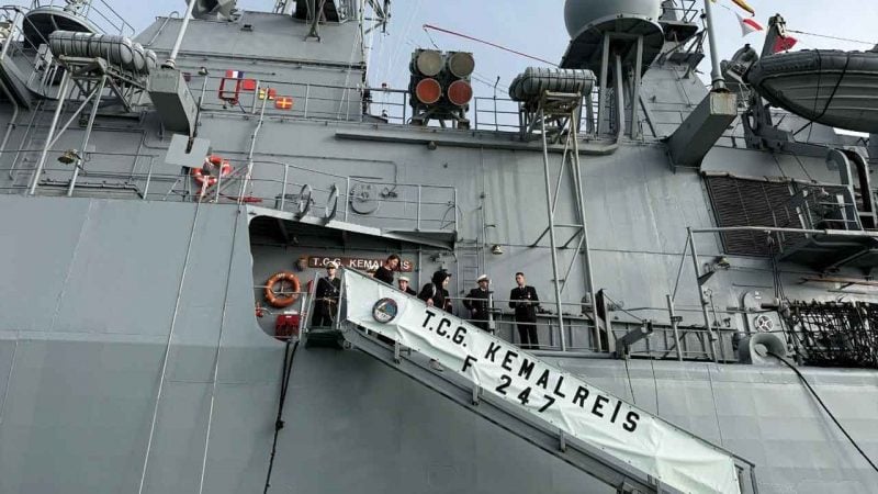 Boğaz'da gurur tablosu! Vatandaşlar dev fırkateyne akın etti: Beşiktaş'ta kilometrelerce kuyruk!