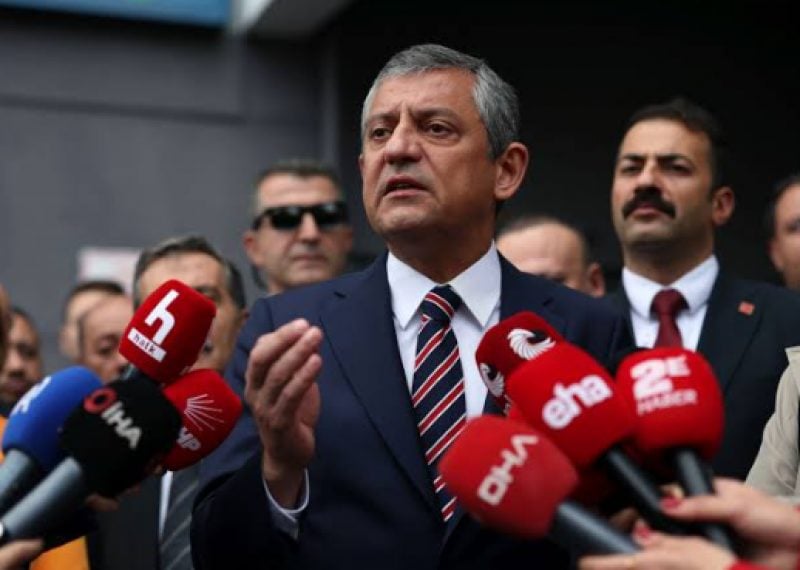 Bu ne yaman çelişki Özgür! Dün başka bugün başka