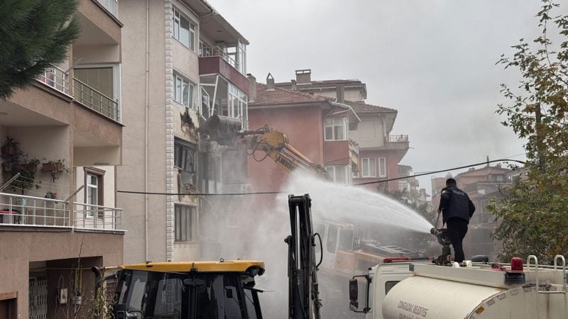 Çatlaklar sonrası tahliye edilmişti! 5 katlı binanın kontrollü yıkımı başladı