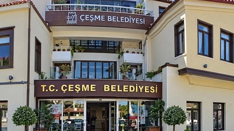 Çeşme Belediyesine operasyon: 12 şüpheli adliyede