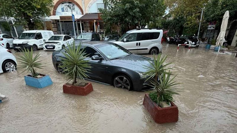Çeşme’de felaket anları! Şiddetli yağış sokakları göle çevirdi