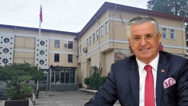 Kemer Belediye Başkanı ve 8 meclis üyesi CHP'den istifa etti