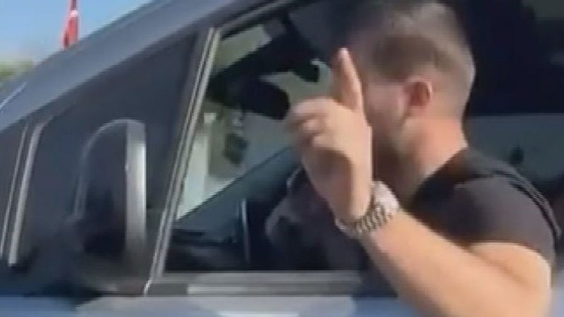 Çocukların yanında hakaret yağdırdı! Kornaya kızdı, kadın sürücünün önünü kesti
