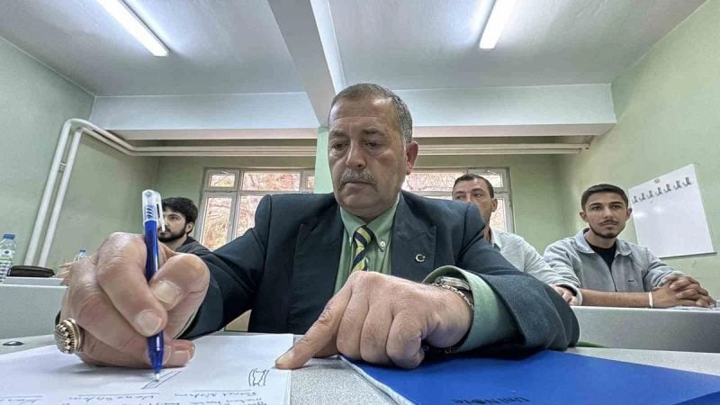 Çorum'da 57 yaşındaki Vahap Akyol, oğluyla aynı üniversitede öğrenci oldu