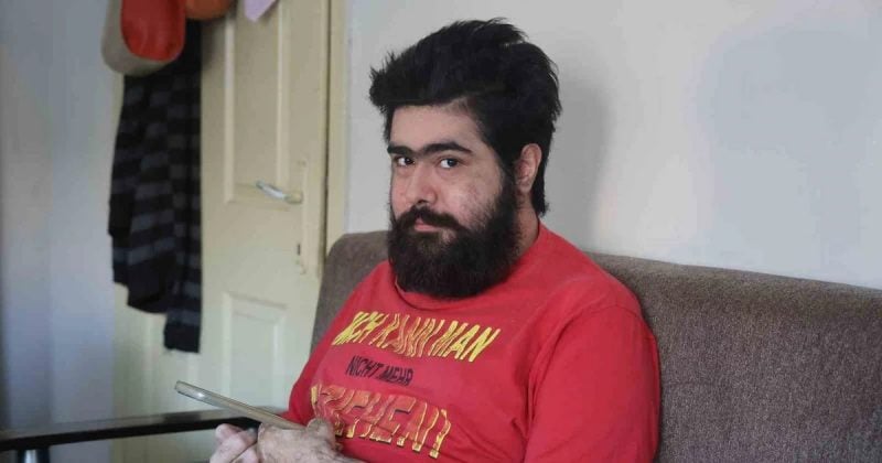 Depremzede Barış Özbay tişörtüyle mesaj verdi: "Ben artık iflah olmam"